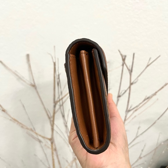 Michael Kors Jet Set Travel LG Logo Embossed Leather Envelope Wallet - Picture 2 of 5